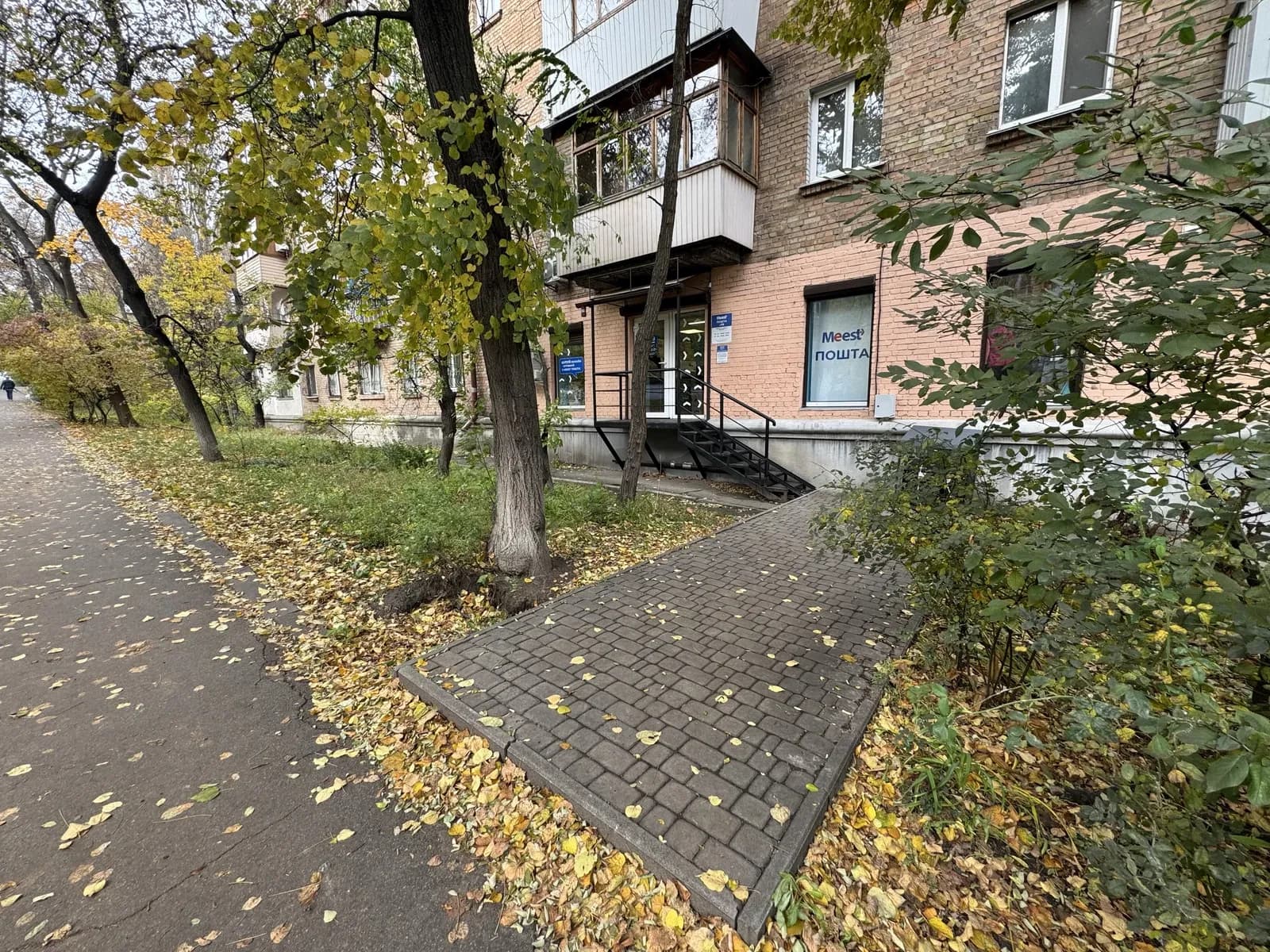 Приміщення, Шевченківський: фасадне, орендар Meest, метро Дорогожичі - фото 2