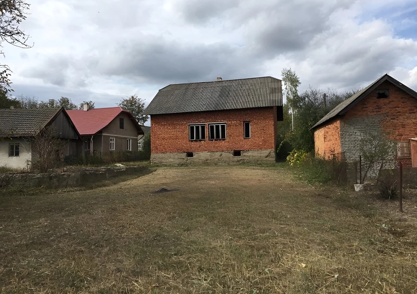 Будинок, Єзупіль: 12 соток, цегляні стіни, шиферний дах