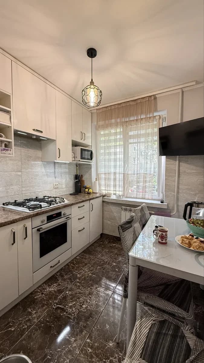3-кімнатна квартира, Франківський: вітальня 7,3 м², 3 підвали - фото 1