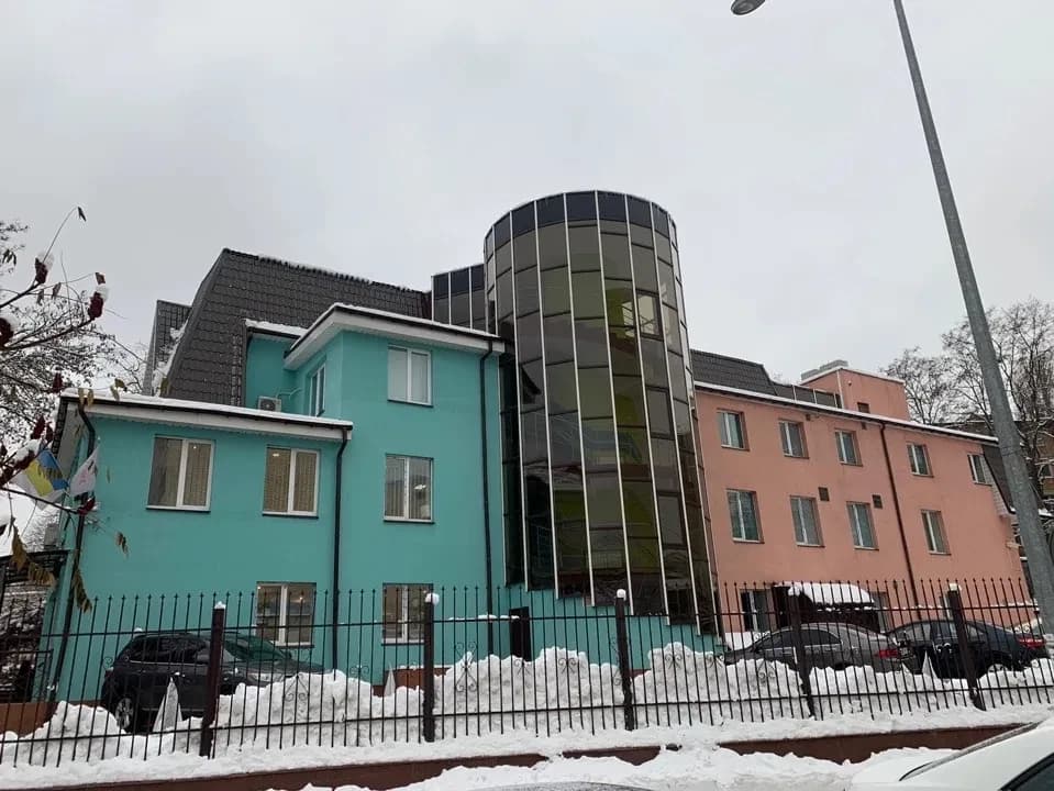 Окрема будівля, Голосіївський: паркомісця, охорона, газове опалення