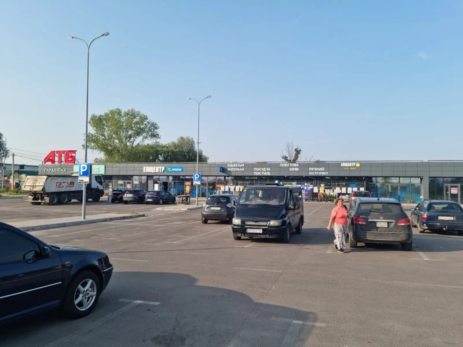 Приміщення, Погреби: біля АТБ, фасадне, три входи - фото 1