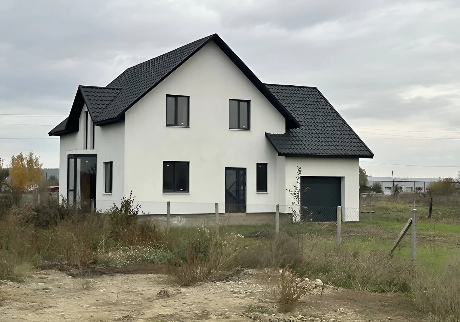 Будинок, Сторожинець: панорамні вікна, гараж у прибудові, криниця - фото 1