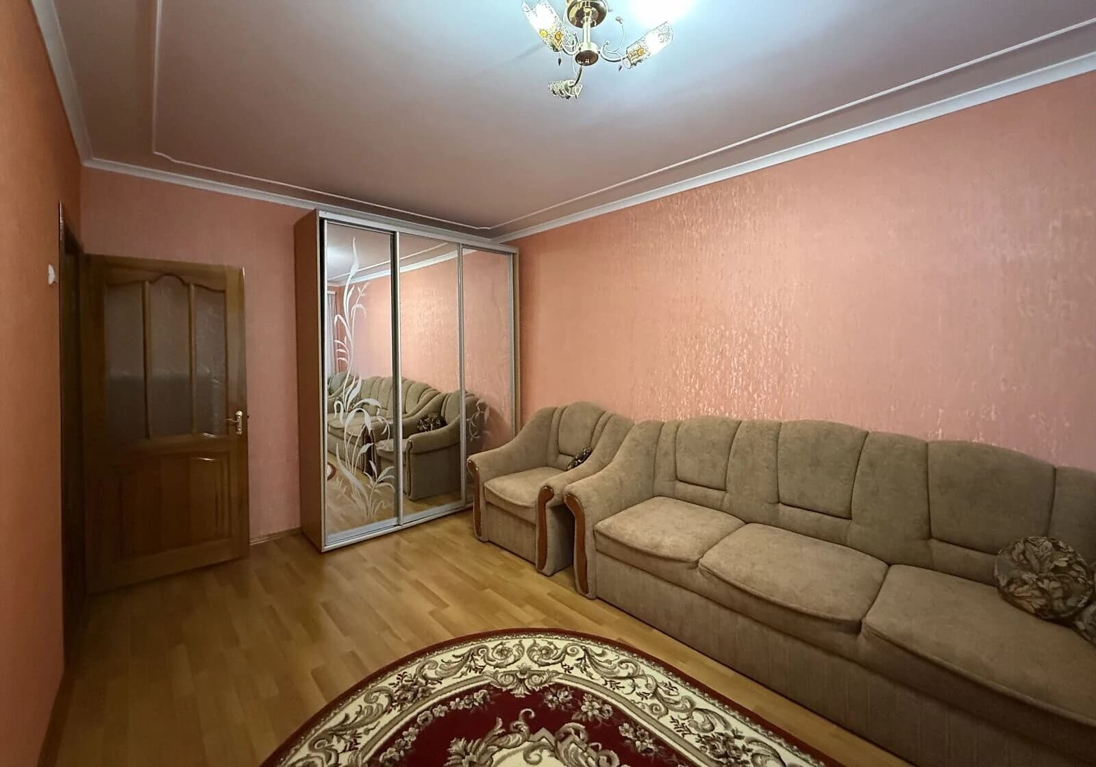 2-кімнатна квартира, Конотоп: косметичний ремонт, цегляні стіни