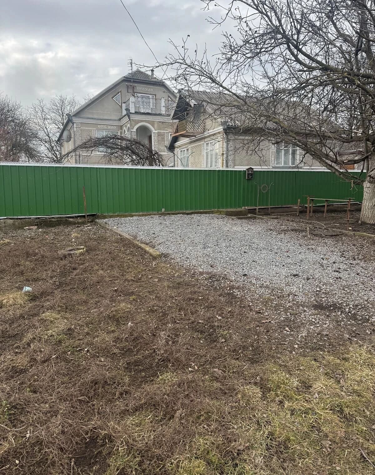 Будинок, Заставля: гараж, цегляні стіни