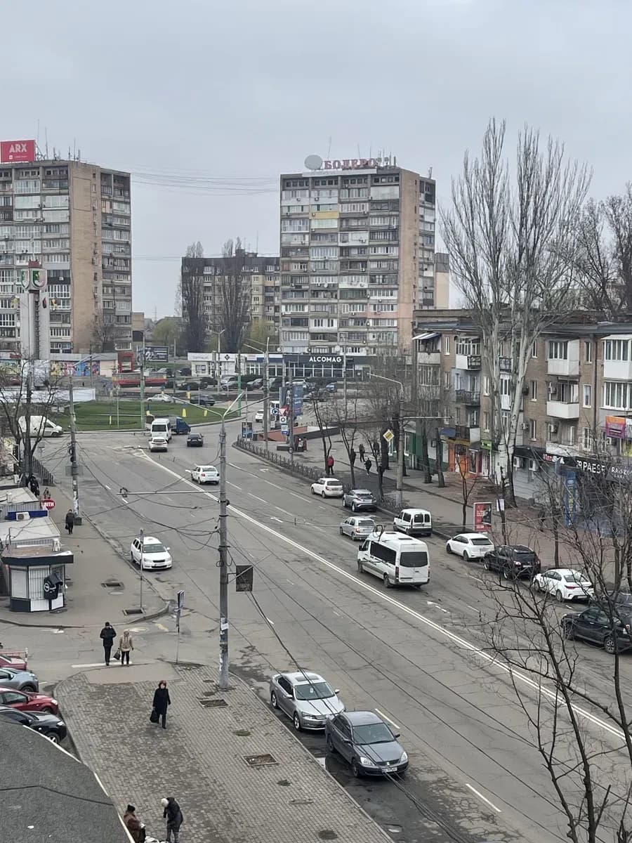 Приміщення на 95 кварталі: світло постійно, під магазини