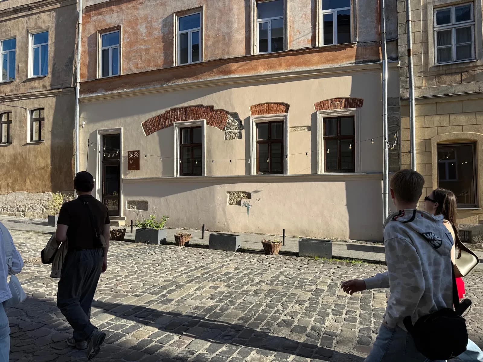 Приміщення, Галицький: фасадний вхід, 3 фасадні вітрини, 20 кВт - фото 1