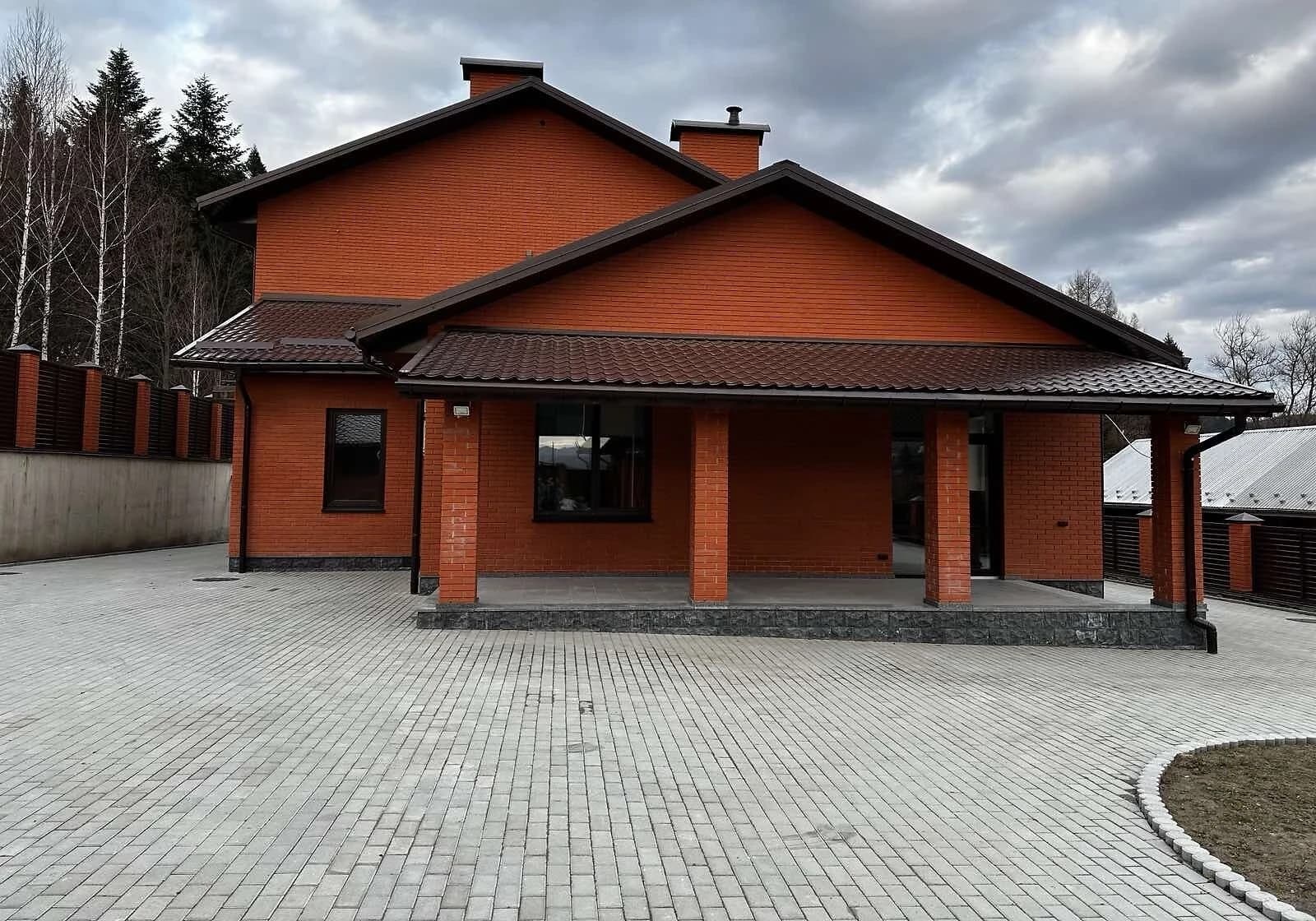 Будинок, Східниця: гараж, 5 спалень, резервне живлення