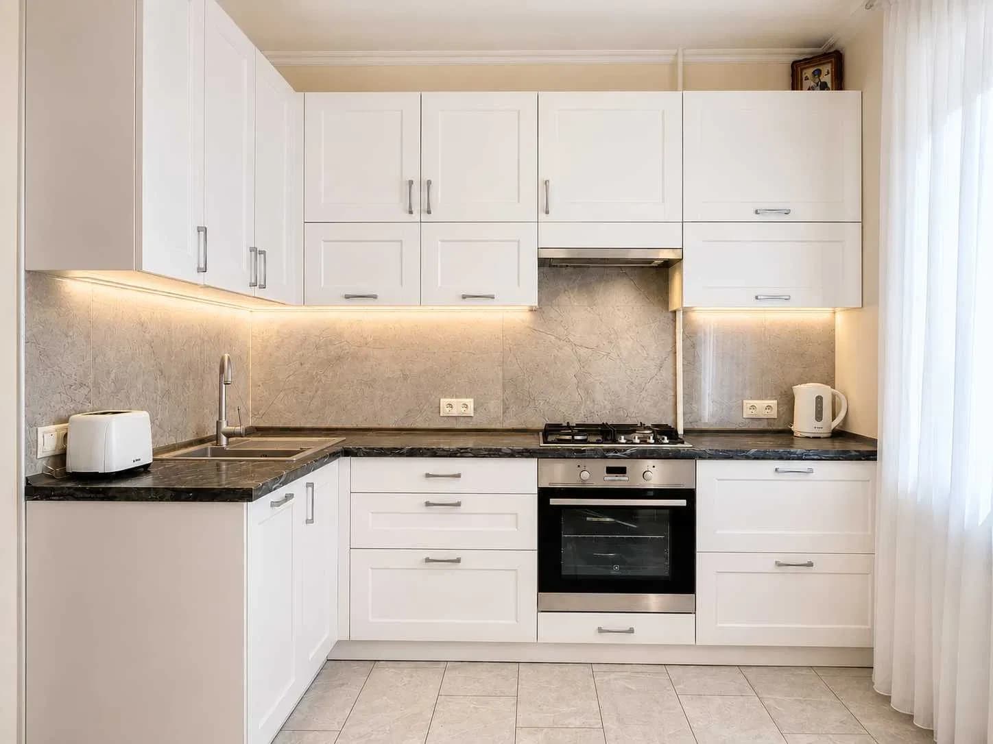 3-кімнатна квартира, Чернігів: кухня-вітальня, меблі й техніка - фото 5