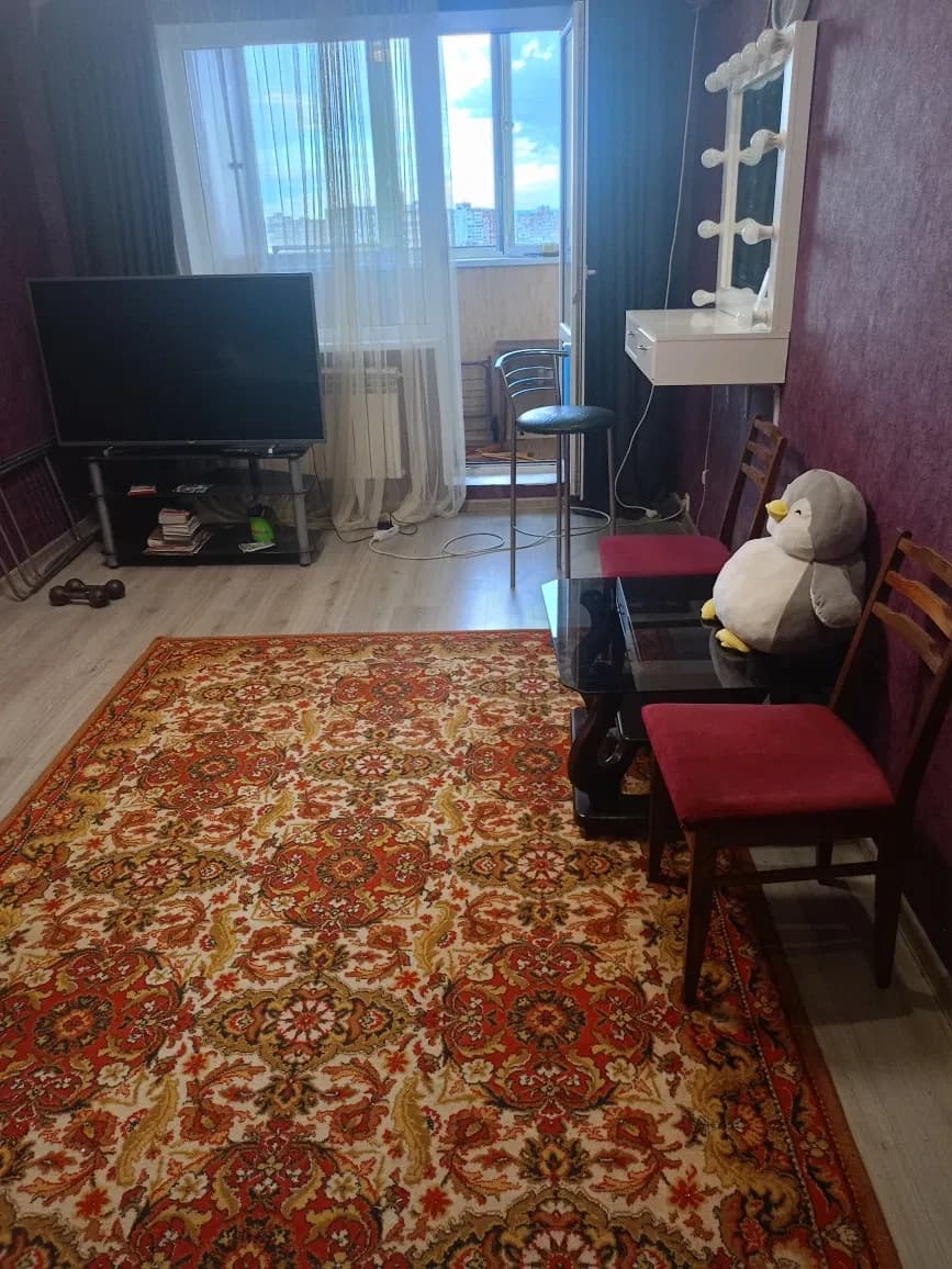 Кімната, Троєщина, Київ: сонячні батареї, ліфт та інтернет