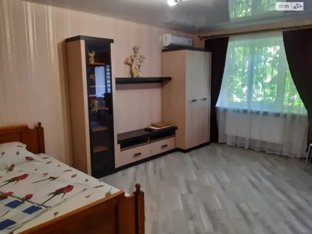 1-кімнатна квартира, вулиця Космонавтів: цегляні стіни, внутрішній двір