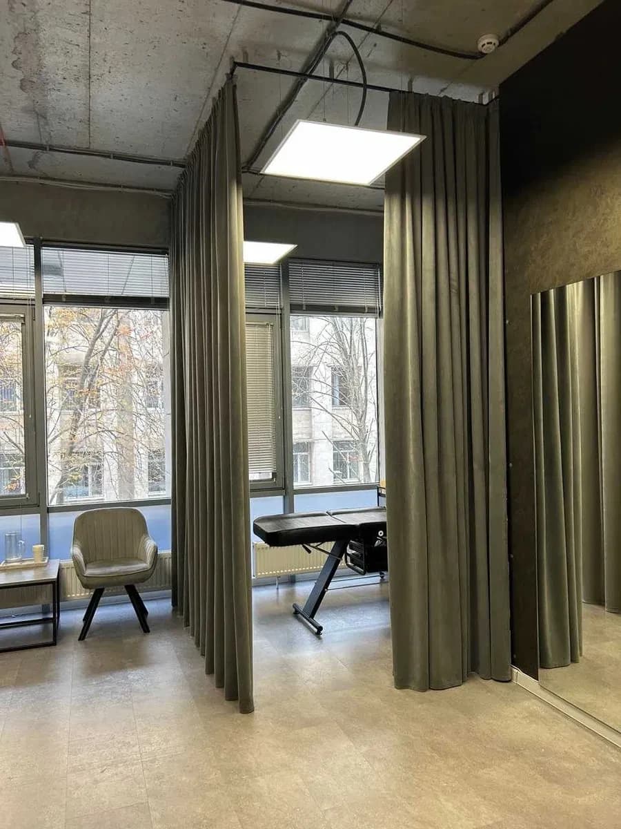 Кабінет в IQ-HOUSE: власний санвузол, інтернет під час відключень