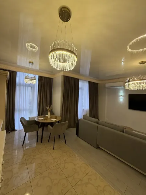 2-кімнатна квартира у ЖК 5й Кадор: кухня 32 м², панорамні вікна - фото 2