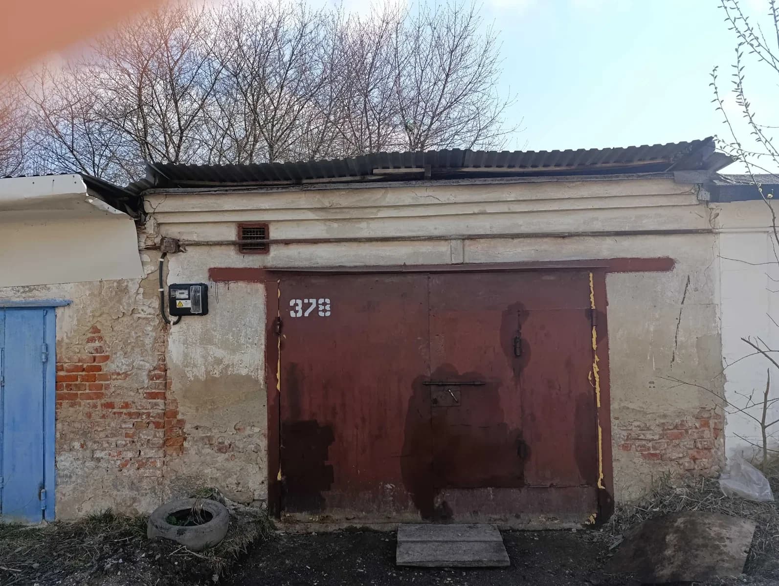 Гараж, вулиця Будного: цегляні перестінки в ямі, охорона