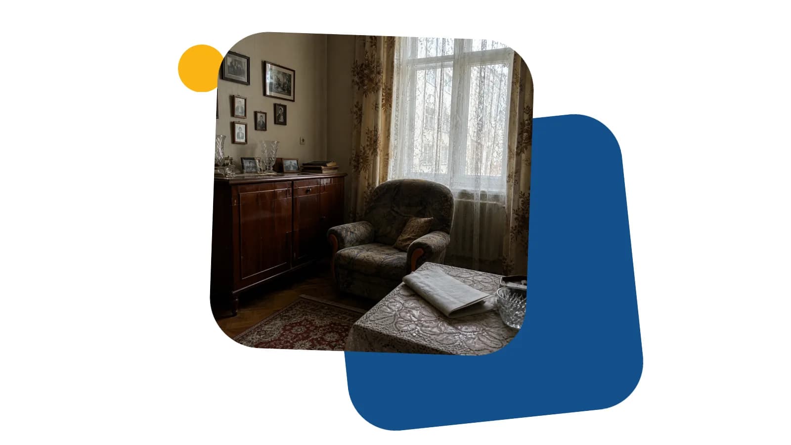 Літня квартира зі старими меблями і фотографіями на стіні, освітлена денним світлом з вікна