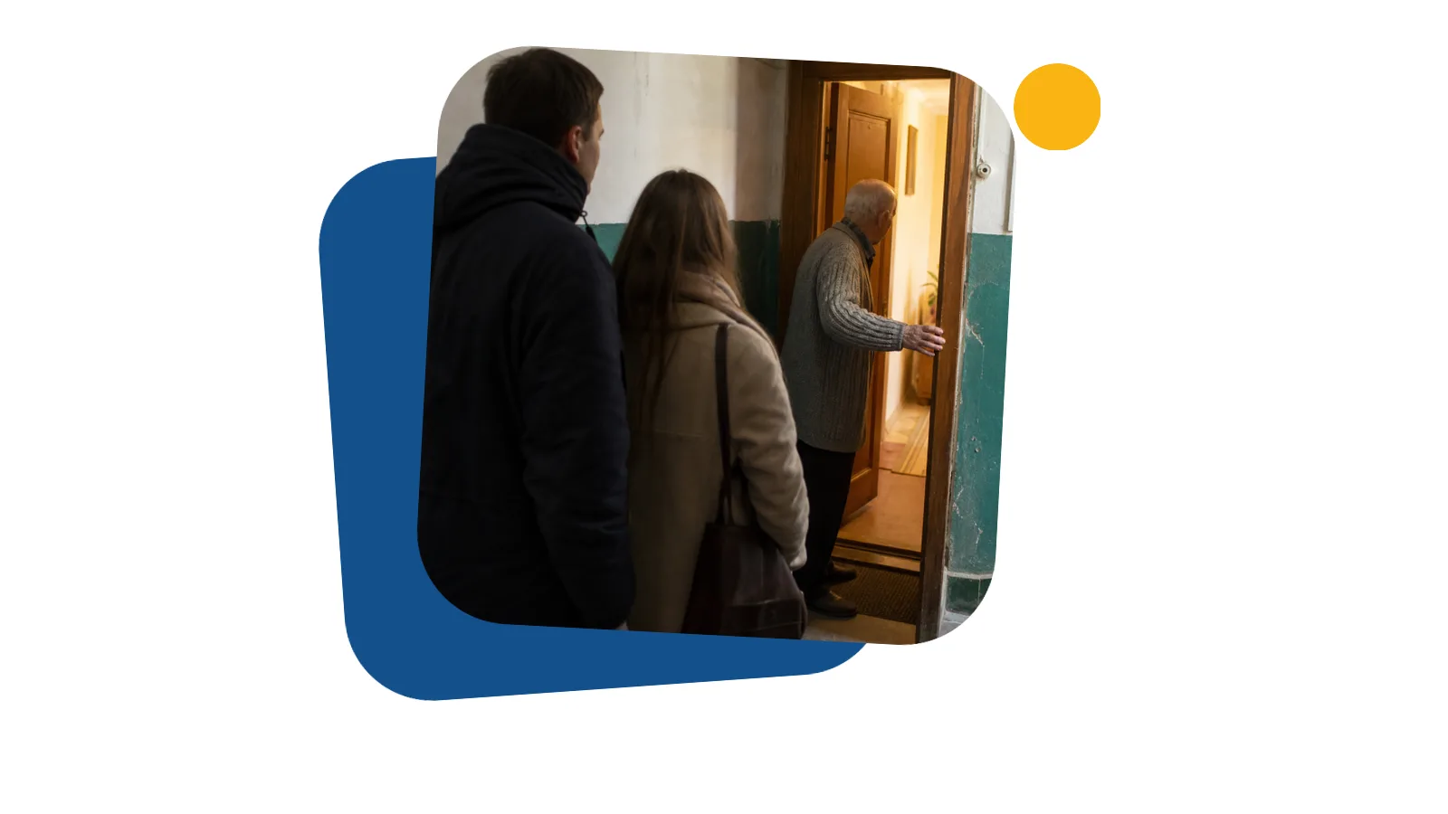 Літній чоловік відчиняє двері квартири, за ним у передпокої стоїть молода пара