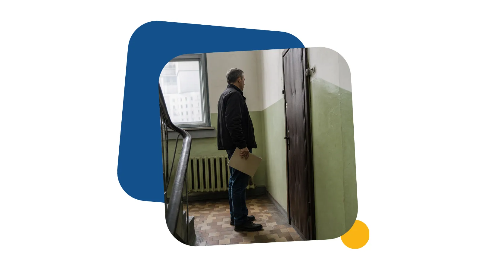 Чоловік стоїть біля дверей квартири на сходовому майданчику з папкою документів у руках
