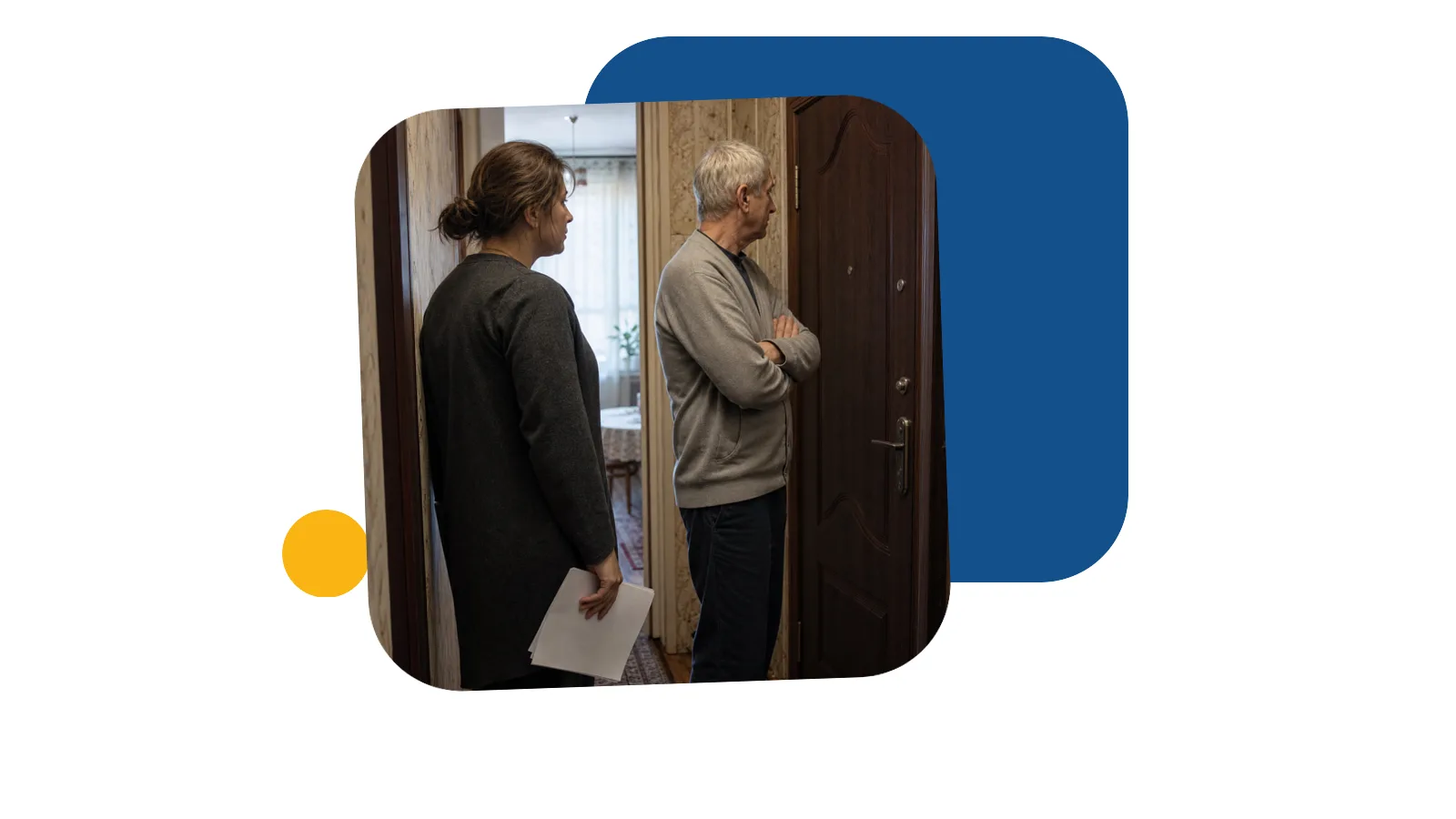 Двоє людей стоять у передпокої квартири, один тримає непідписаний договір