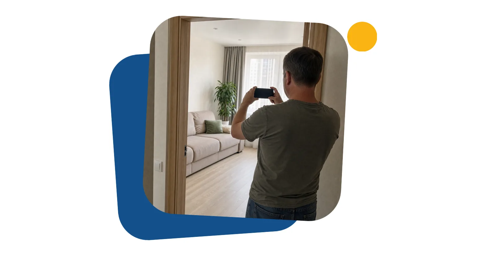 Чоловік фотографує на телефон світлу вітальню підготовленої до здачі квартири