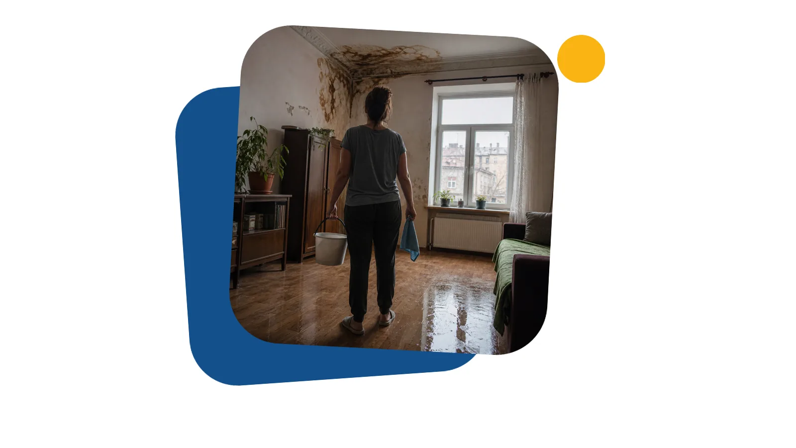 Жінка з відром і ганчіркою стоїть у кімнаті з мокрою підлогою і дивиться на пляму на стелі