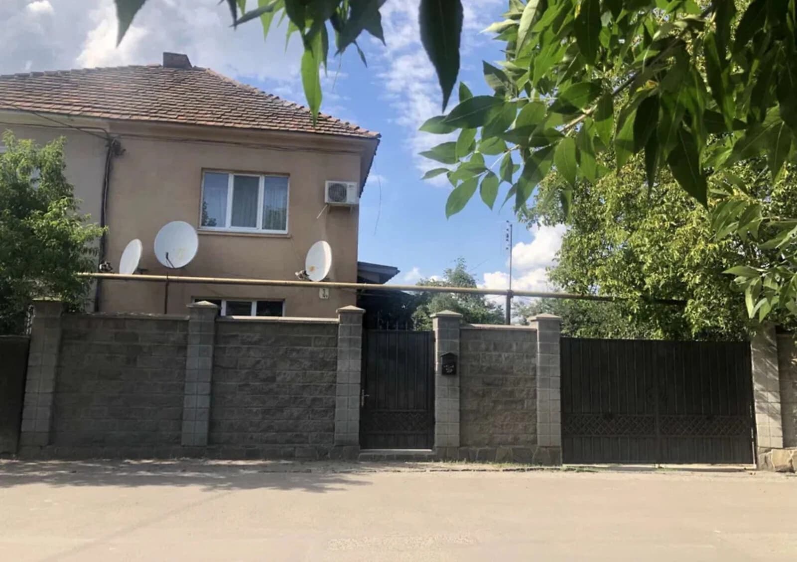 Будинок, Ужгород: гараж, баня, свердловина - фото 1