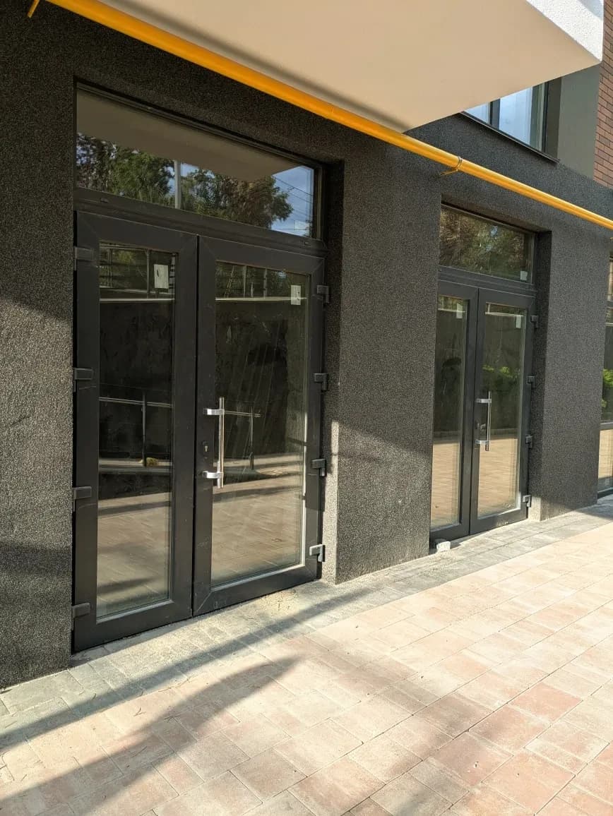 Приміщення у ЖК GL Club: фасадне, готове до ремонту, санвузол - фото 2