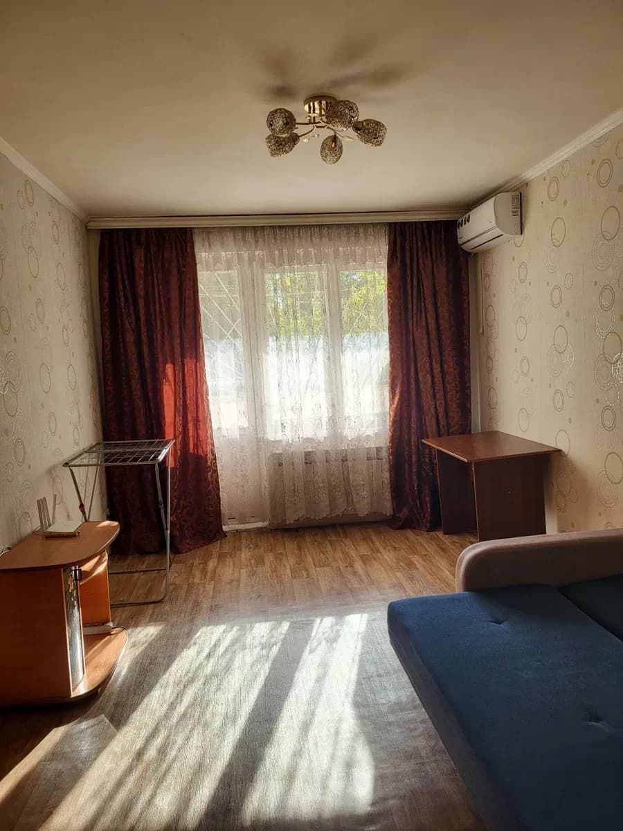 1-кімнатна квартира, Березинка: велика лоджія, не кутова, поруч ринок - фото 1