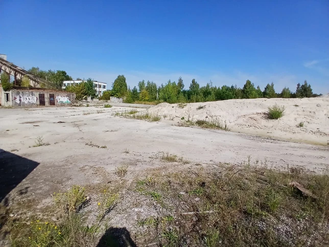 Ділянка 60 соток, Нетішин: бетонований майданчик, гаражі - фото 4