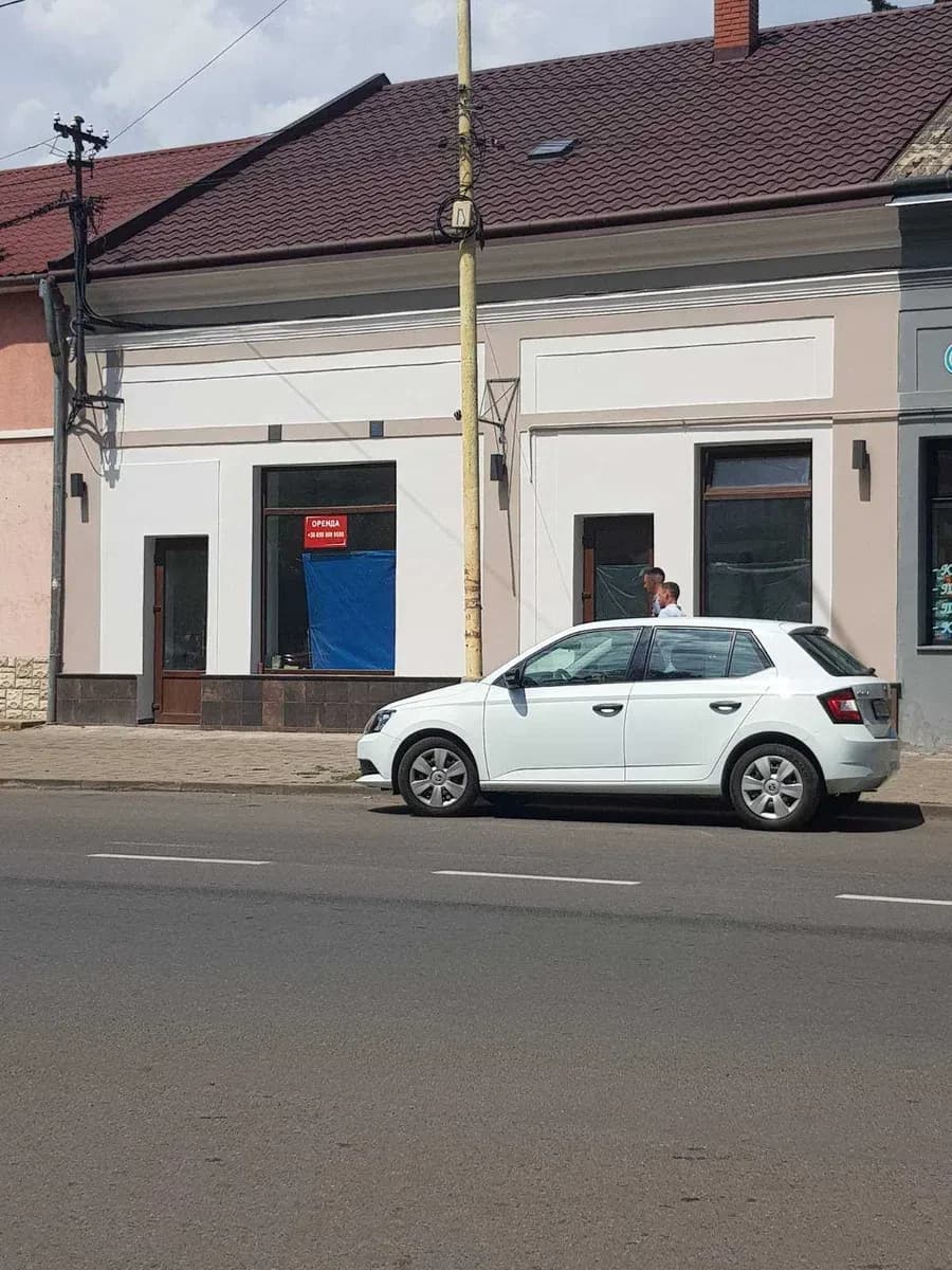 Магазин, Ужгород: у центрі, фасад, панорамні вікна - фото 3