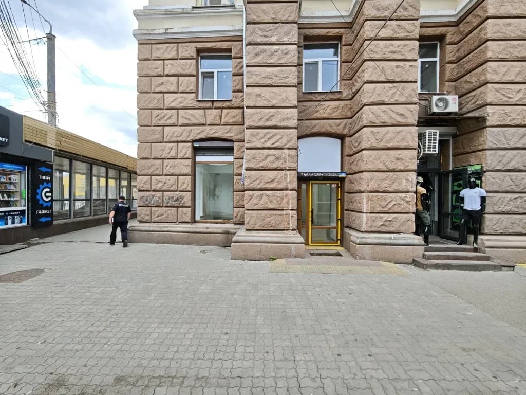 Магазин, Центральний: фасадне приміщення, зал 54,4 м², метро поруч - фото 1