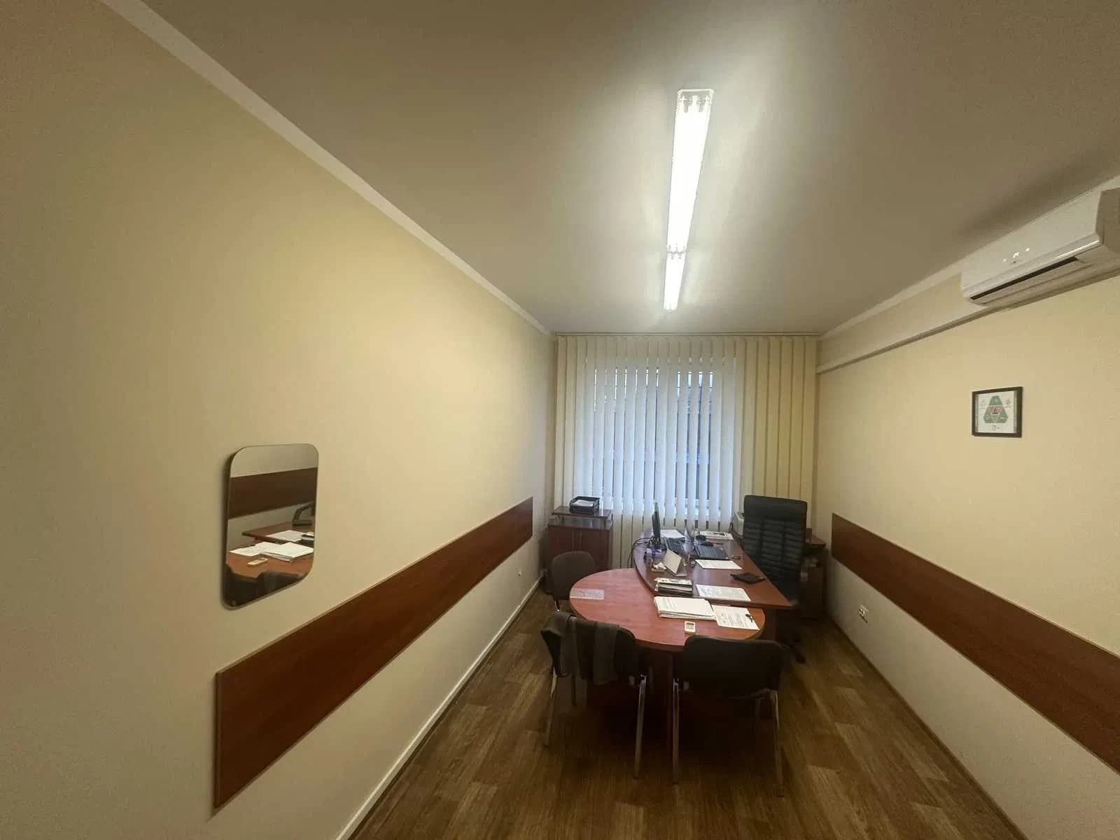 Офіс, Луцьк: кабінети 20-50 м², санвузол спільний - фото 4
