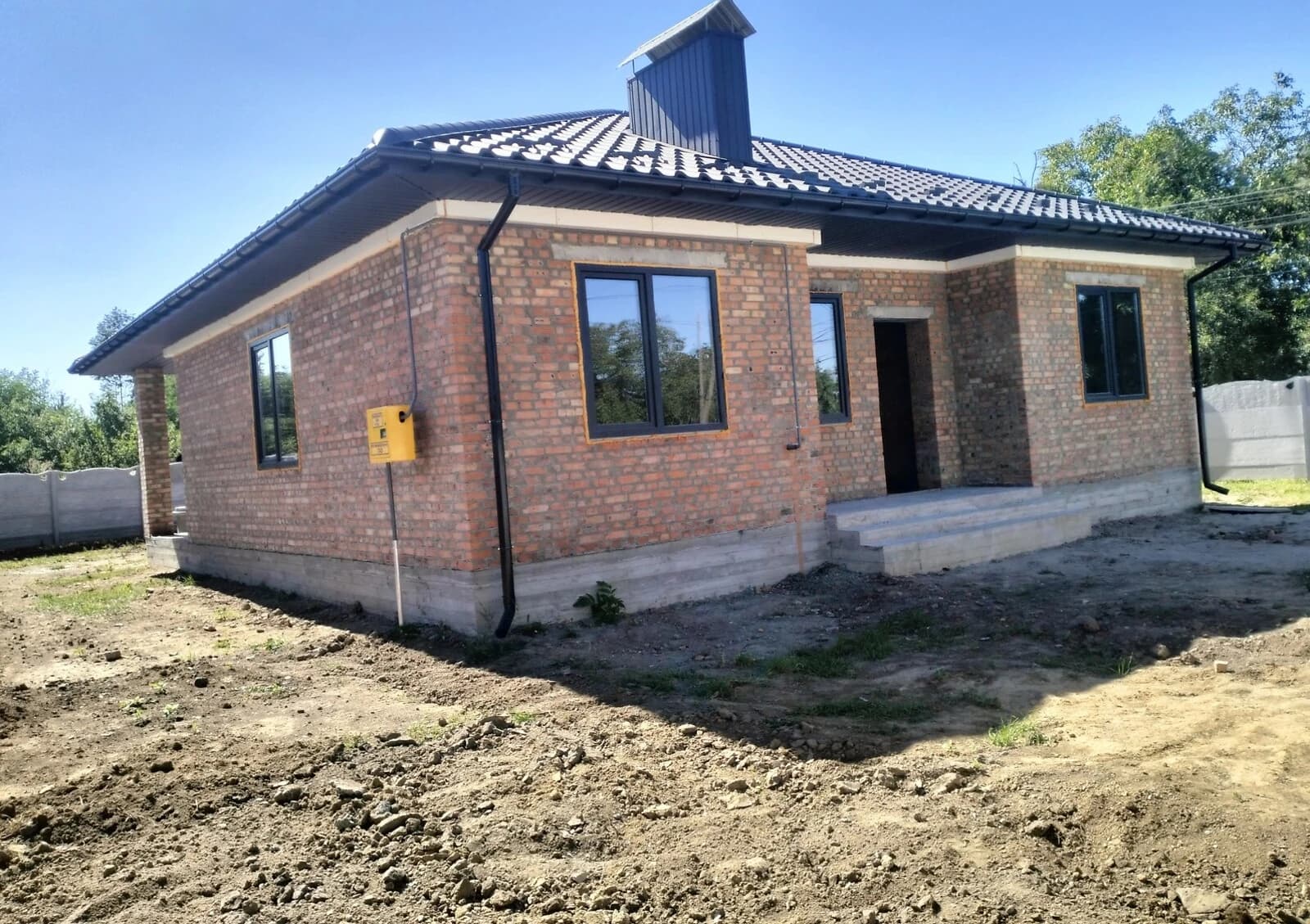 Будинок, Щітки: 3 спальні, цегляні стіни, газове опалення - фото 1