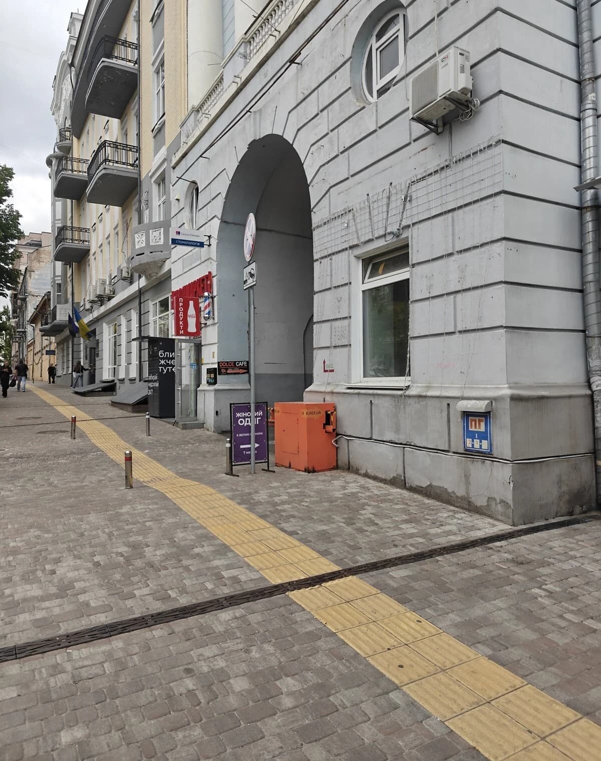 Приміщення, Центр: фасадне, метро Театральна, автоматичні ворота - фото 1