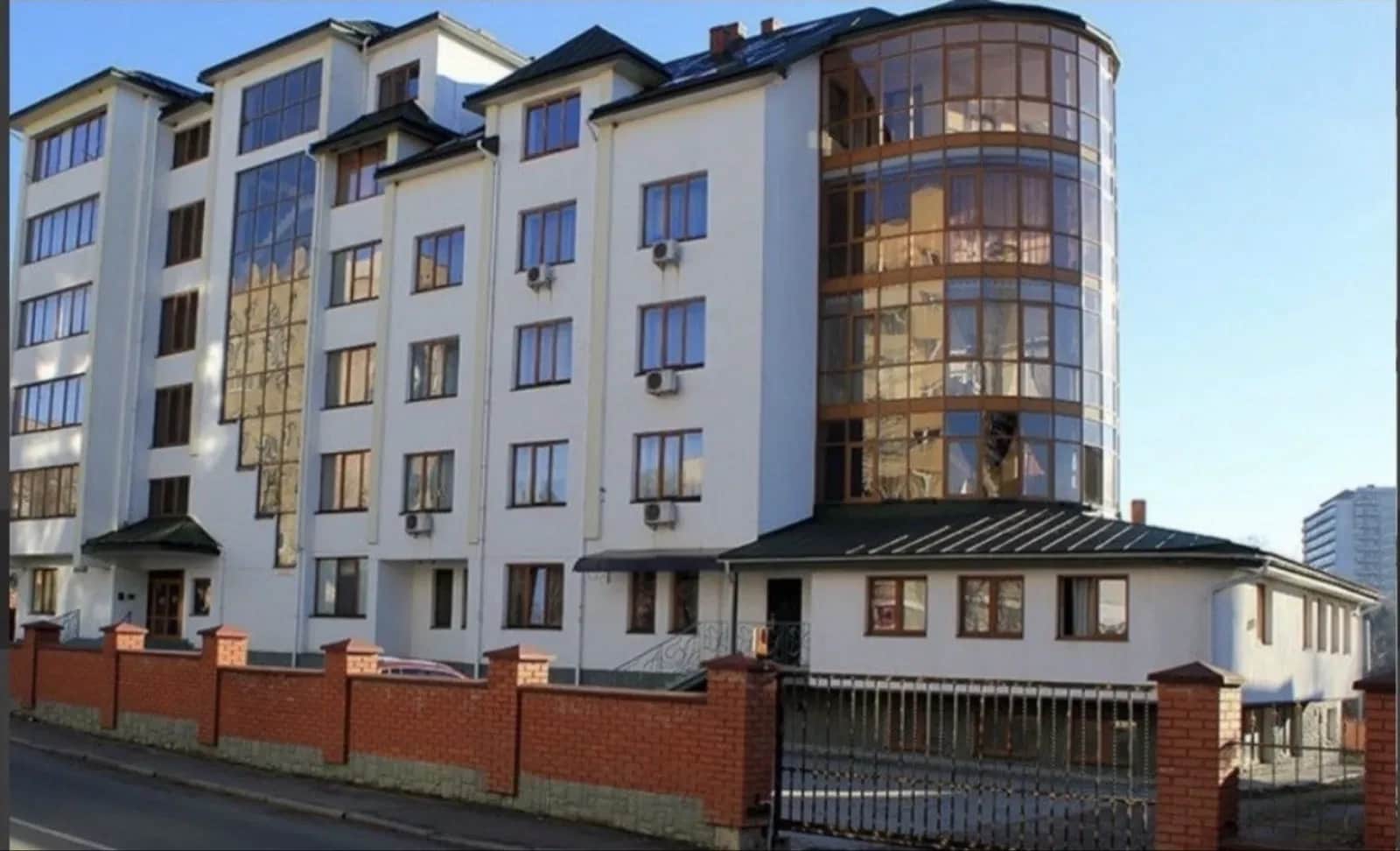 3-кімнатна квартира, Трускавець: дубовий паркет, меблі на замовлення - фото 1