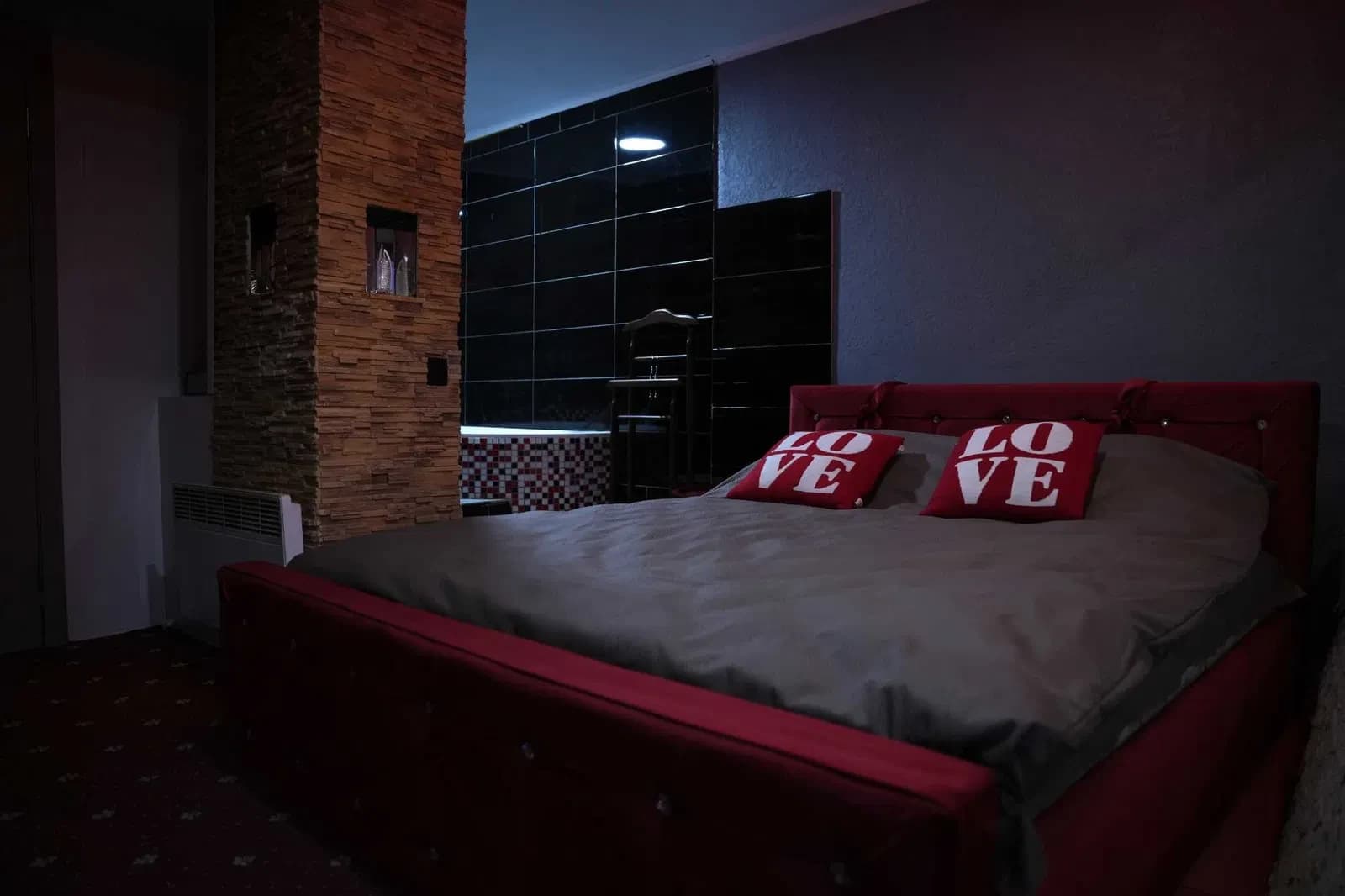Мініготель, Галицький: діючий бізнес, біля оперного - фото 1