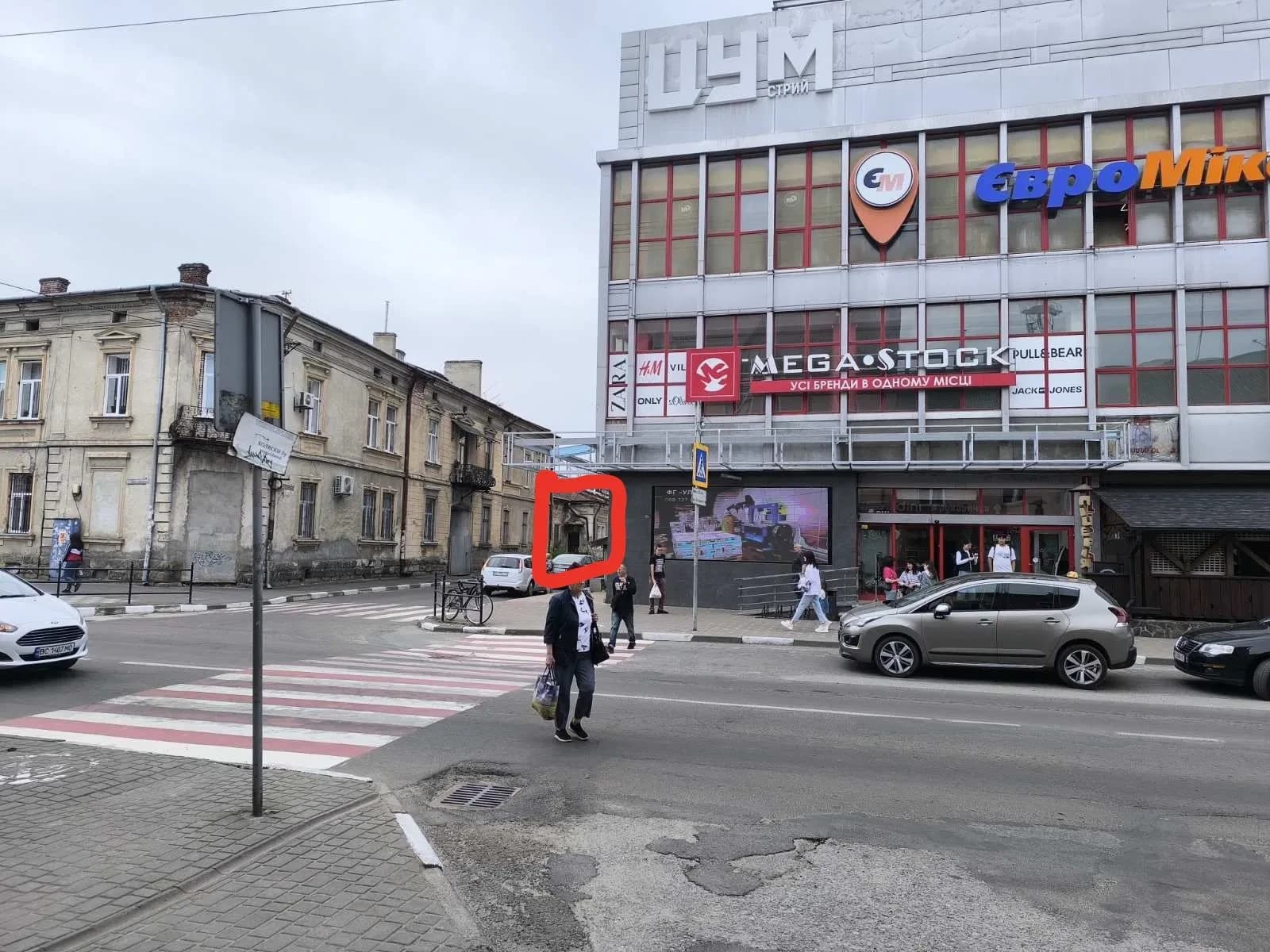 3-кімнатна квартира, Стрий: тераса і вікна на ТЦ «ЦУМ», комерція - фото 2