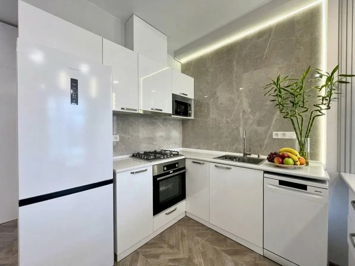 2-кімнатна квартира, Батумі: вид на гори, море за 200 м - фото 4