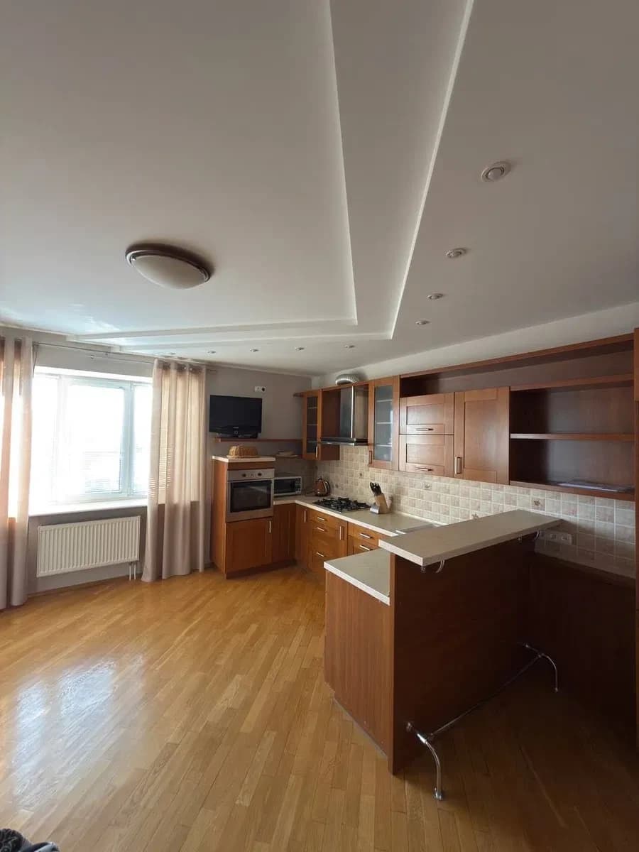 5-кімнатна квартира, Луцьк: 6-8 осіб, інфрачервона сауна, гараж - фото 2