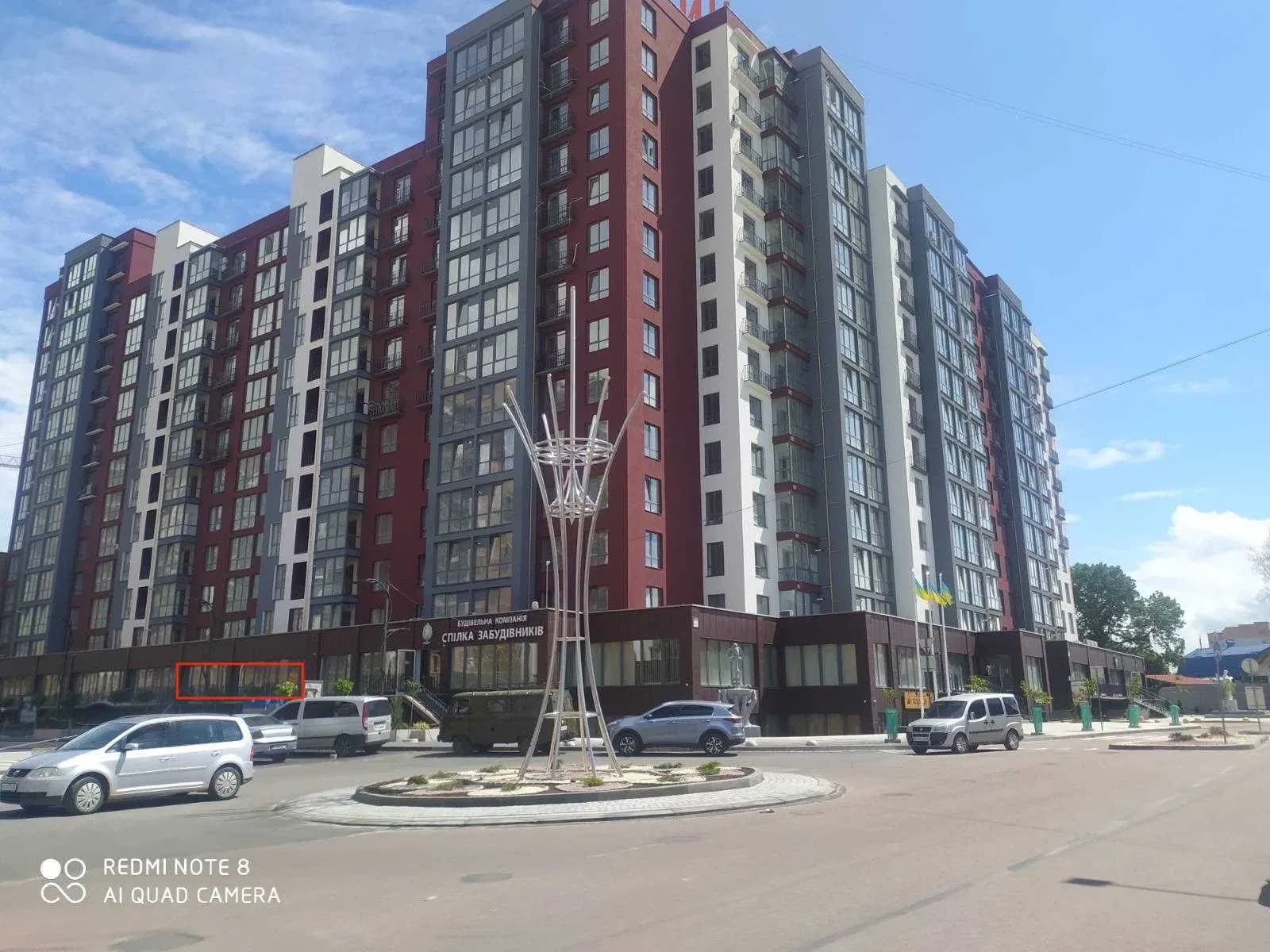 Магазин у ЖК Княгинин 44: фасадне, два входи, панорамні вікна - фото 1