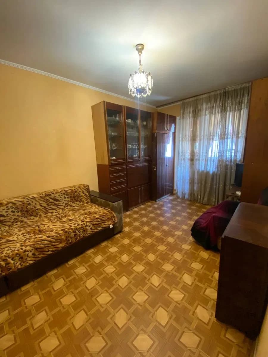 1-кімнатна квартира, Деснянський: засклений балкон, меблі й техніка - фото 1
