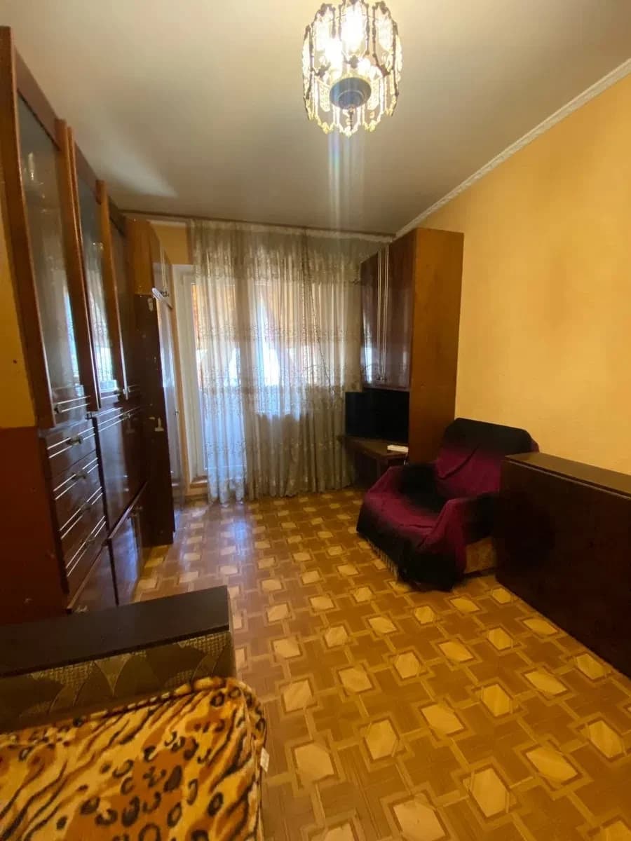 1-кімнатна квартира, Деснянський: засклений балкон, меблі й техніка - фото 2