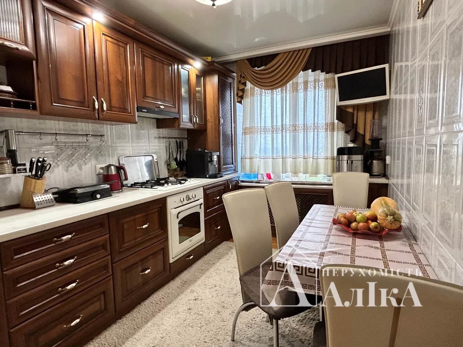 3-кімнатна квартира, Кам'янець-Подільський: з ремонтом, паркомісце - фото 1