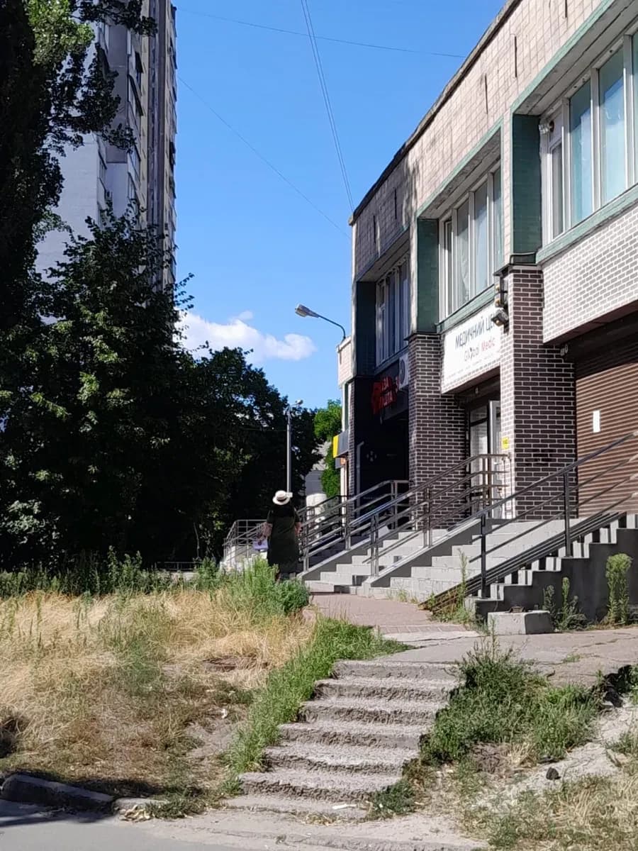 Приміщення, Деснянський: перший поверх, вода і каналізація, прохідне місце - фото 4