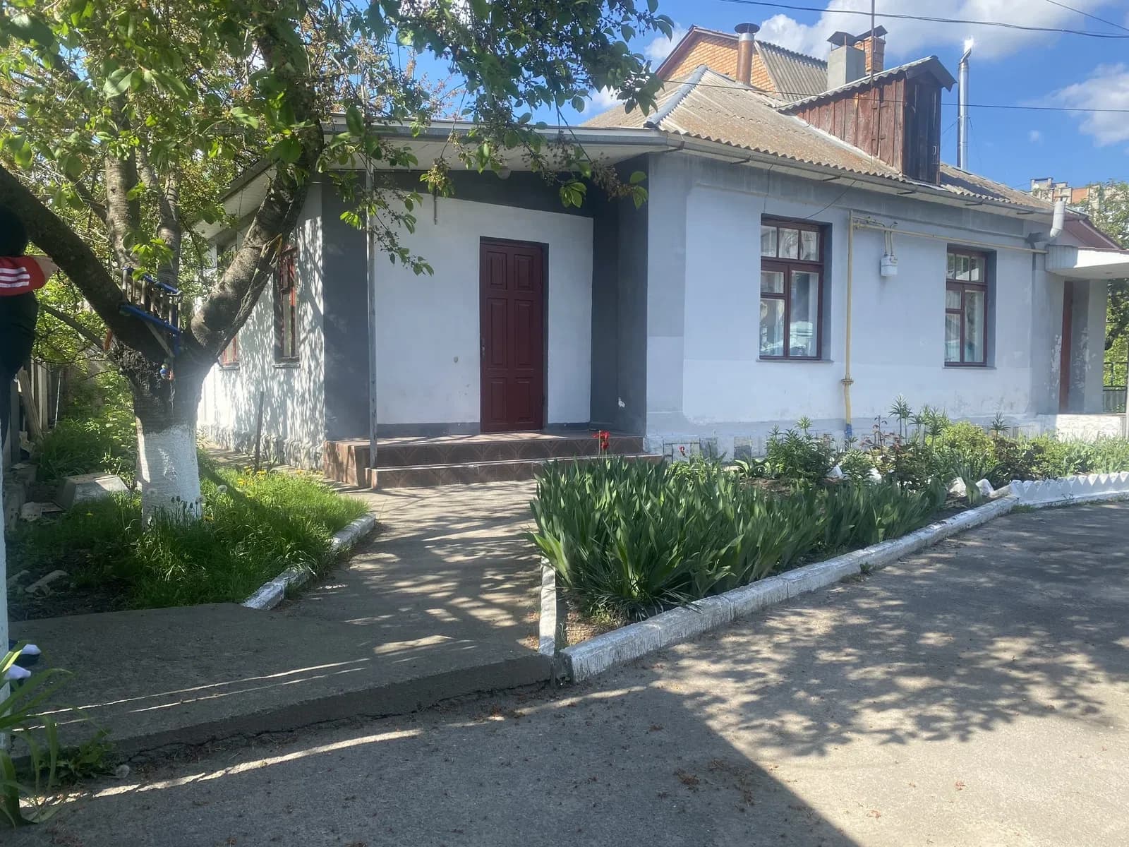 Будинок у Ближньому Замості: фонтан «Рошен», гараж, дві тераси - фото 1