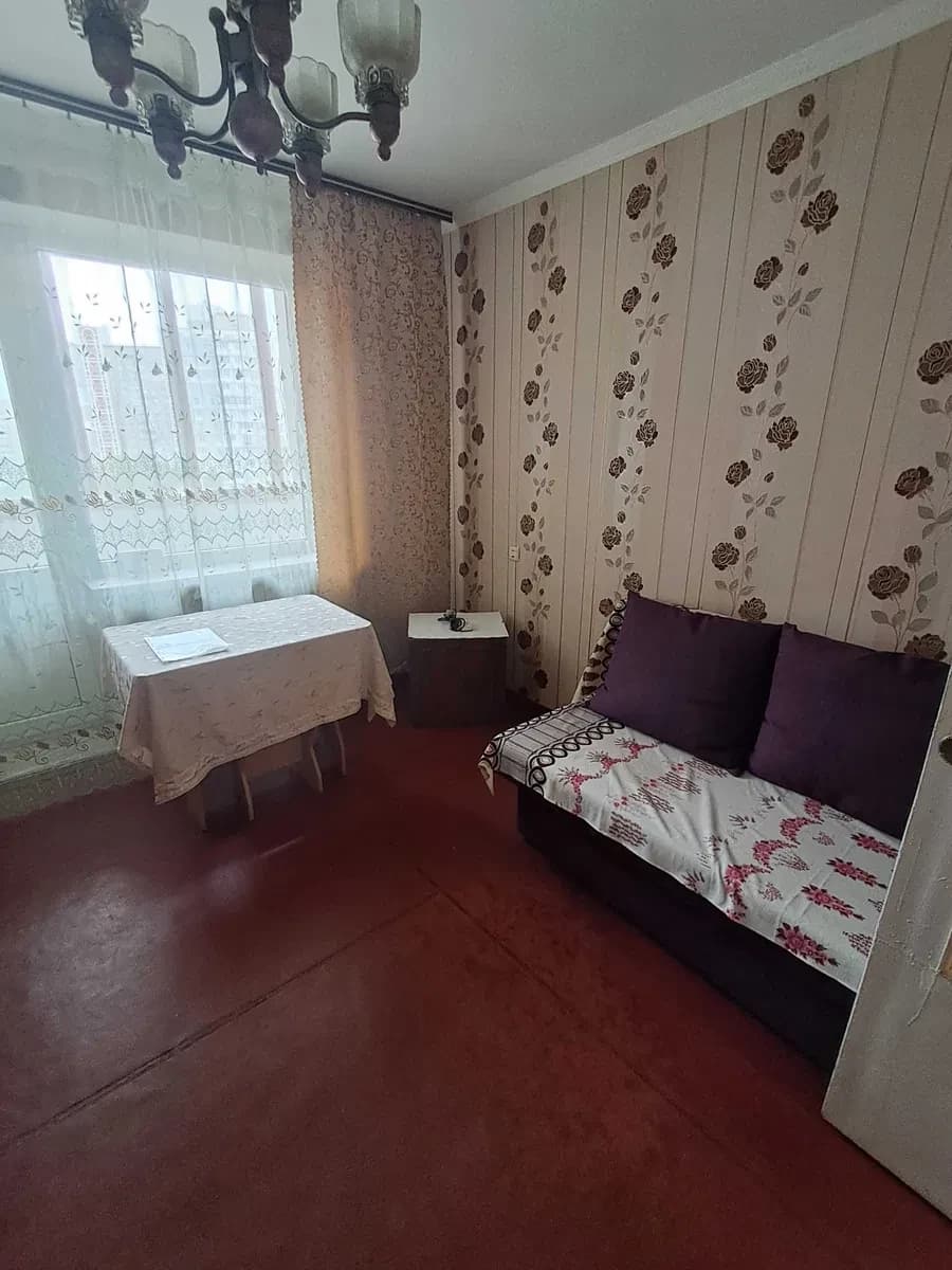 1-кімнатна квартира, Дарницький: метро Позняки, два дивани - фото 1