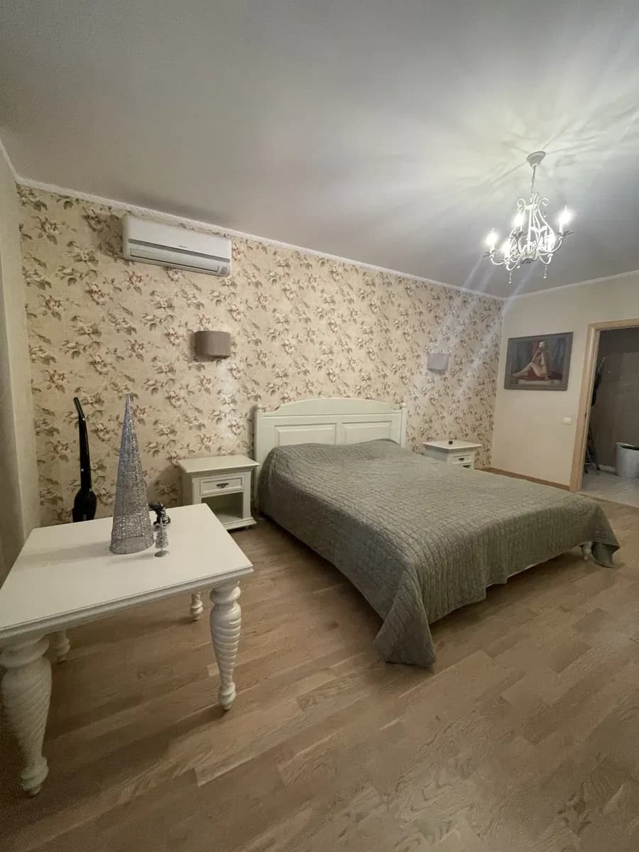 3-кімнатна квартира у ЖК Молодежный: кухня-вітальня, вид на місто - фото 1