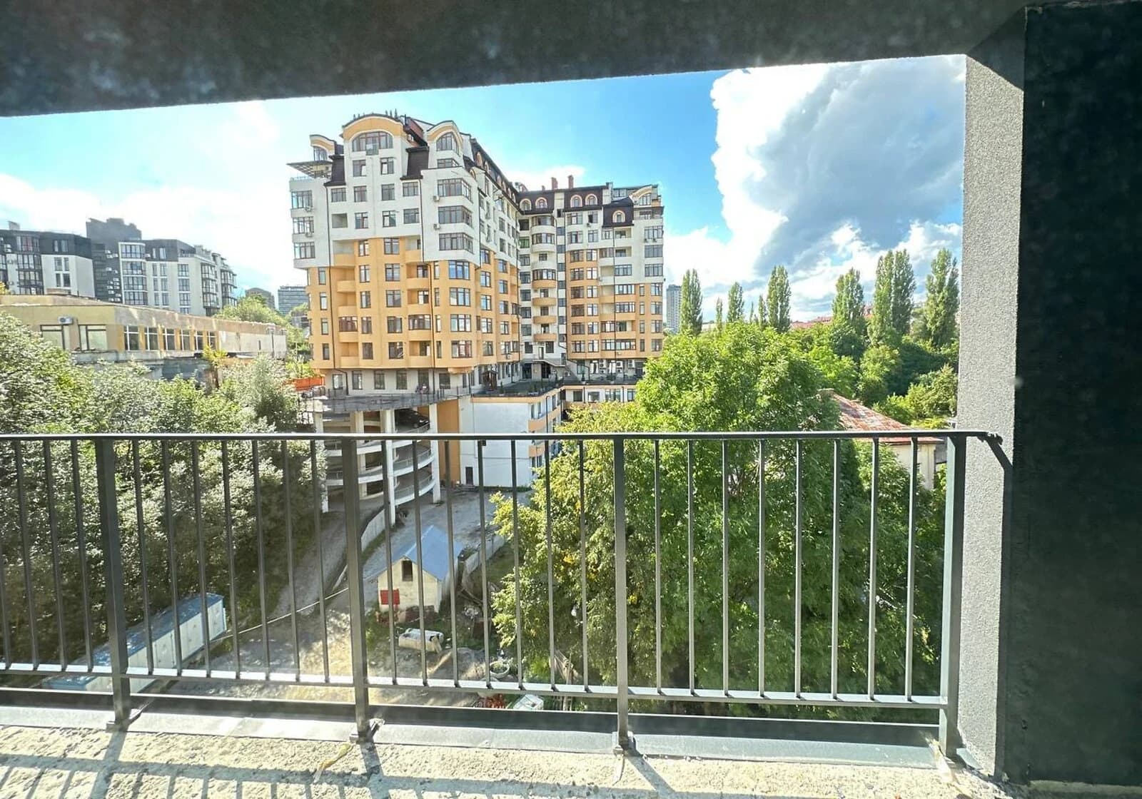1-кімнатна квартира, Трускавець: чорнова штукатурка, внутрішній двір - фото 3