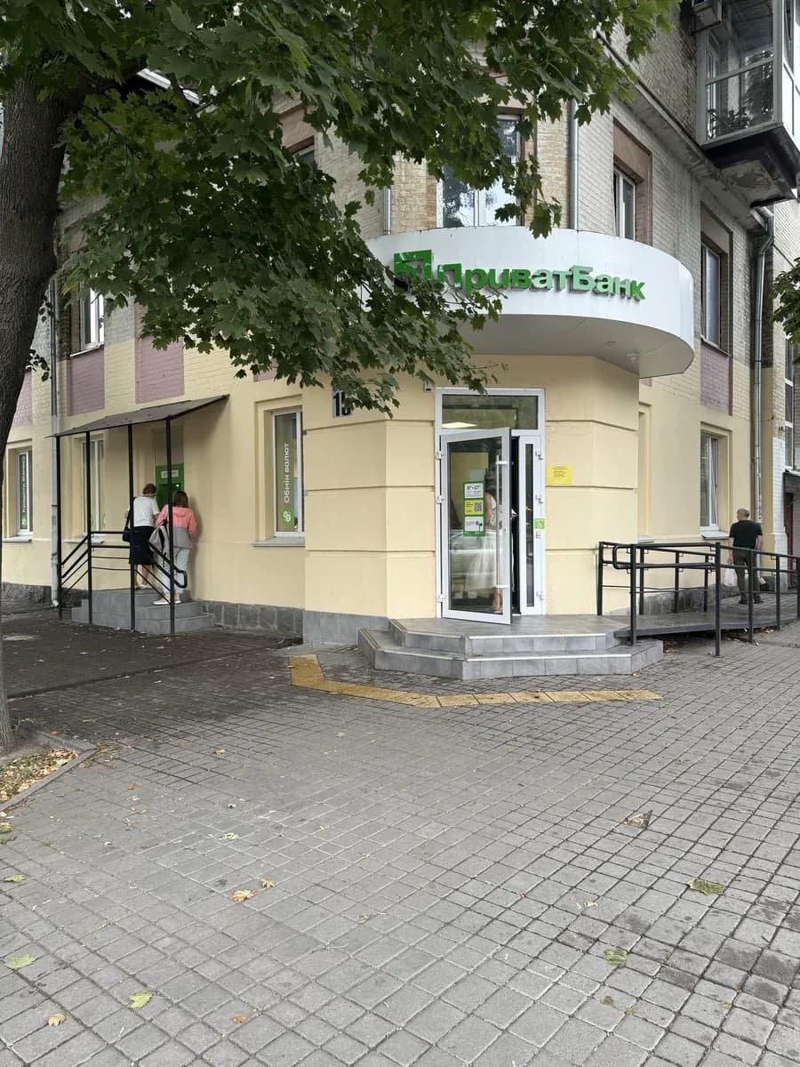 Фасадне приміщення, Черкаси: вхід із перехрестя, стабільні орендарі - фото 1