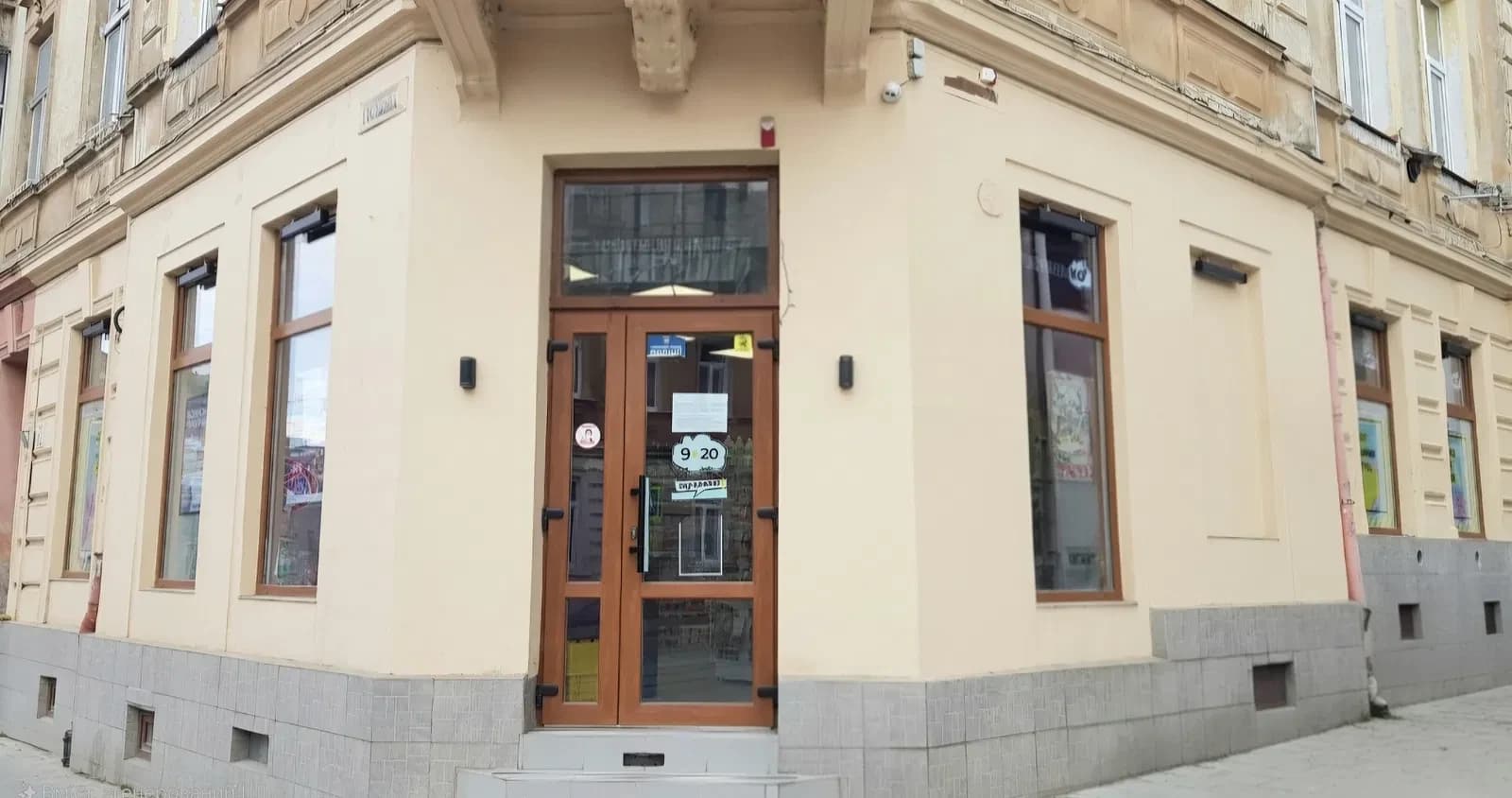 Приміщення у ЖК Львівський дворик: фасадне, вітрини на дві сторони - фото 1
