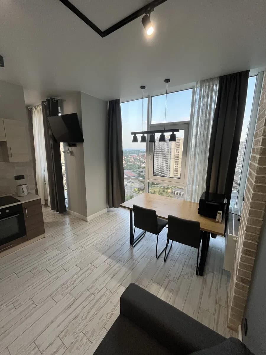 1-кімнатна квартира у ЖК 5 Жемчужина: авторський ремонт, генератор - фото 1