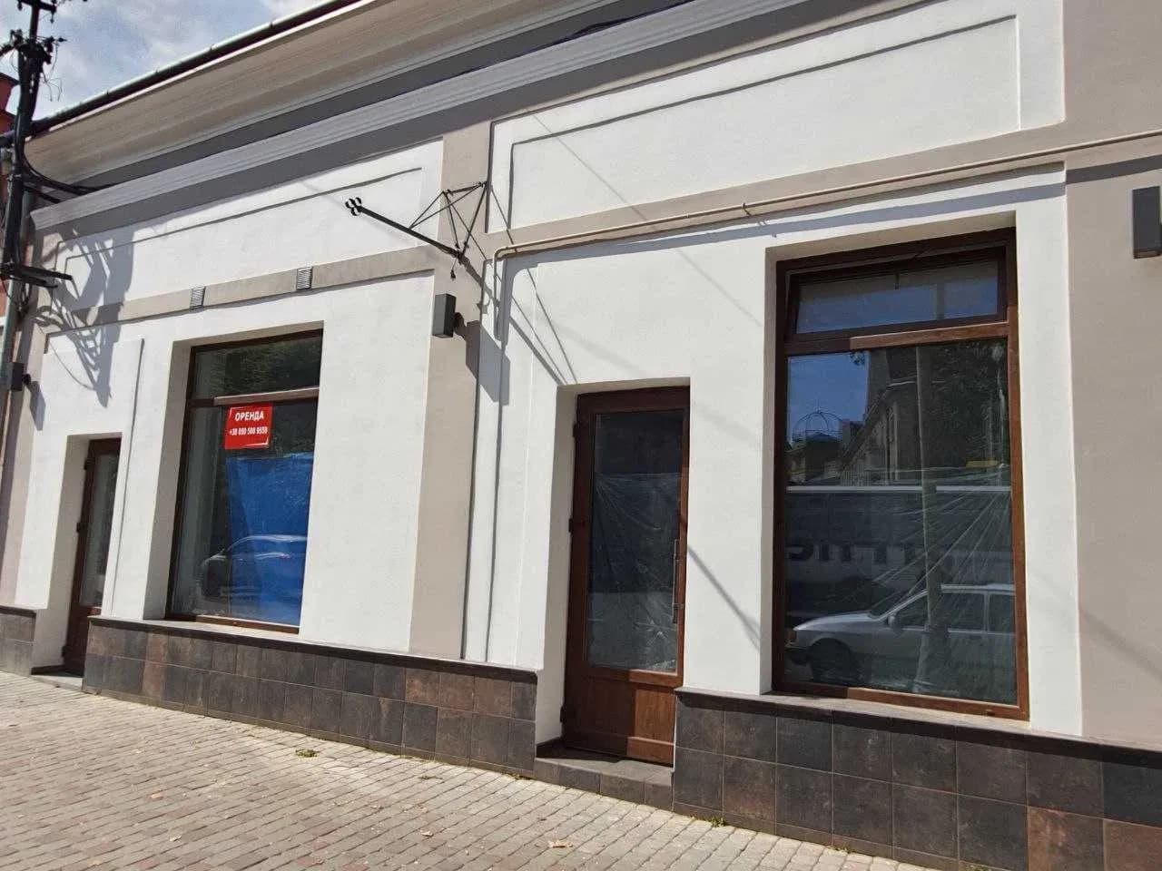 Магазин, Ужгород: у центрі, фасад, панорамні вікна - фото 2